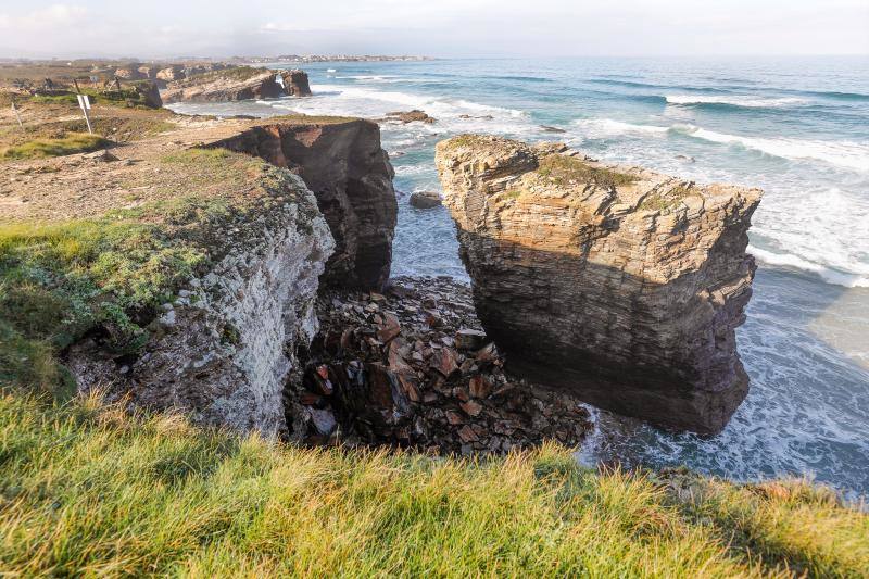 Así ha quedado la playa As Catedrais de Ribadeo tras el desprendimiento de uno de sus arcos