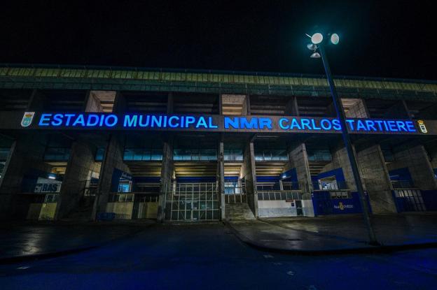 El Carlos Tartiere luce ya el escudo del club y el nombre de su patrocinador