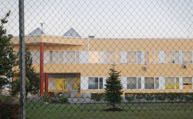 Piden cuatro años de prisión a tres reclusos por extorsionar a otro preso en la cárcel de Asturias