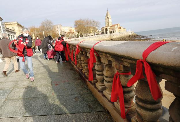 Lazos rojos para tener presente el sida