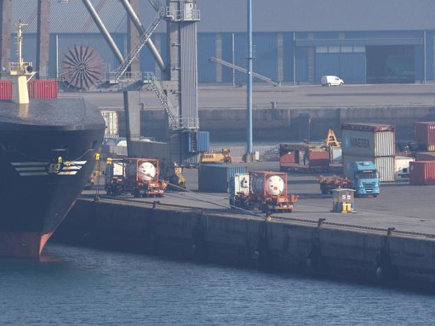 Una báscula móvil nueva agiliza el paso de contenedores en El Musel