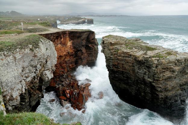 Cae un arco de la playa de Las Catedrales