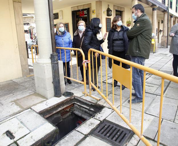 Demandan al Consistorio por las defectuosas conducciones de la plaza de El Fontán