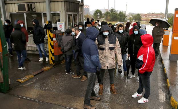 Los trabajadores, a la entrada de Arcelor: «Ahora mismo estamos todos en la calle»