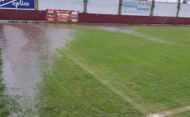 Suspendido el duelo entre el Gijón Industrial y el Navarro por el césped anegado de Tabiella