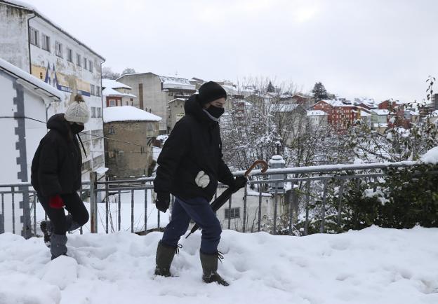 Olas de más de 10 metros en un día de nieve