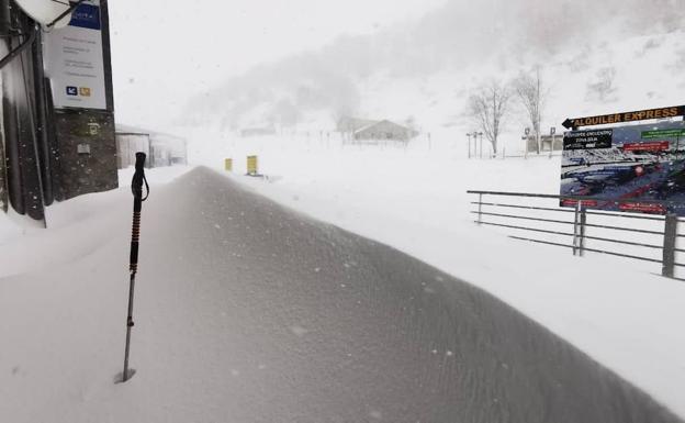 Un nuevo frente frío llega a Asturias mientras la nieve corta al tráfico tres puertos