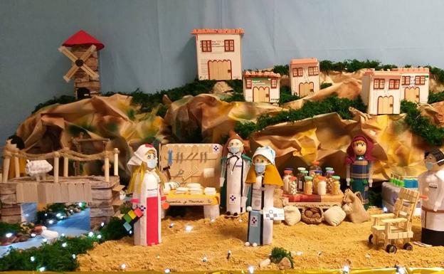 Vuelve el belén de material sanitario reciclado a Urgencias del HUCA