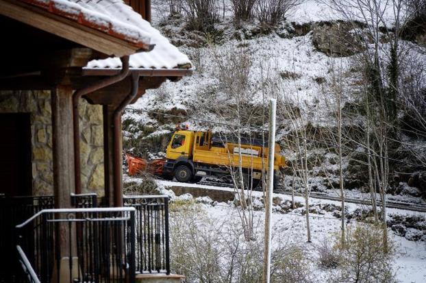 Temporal en Asturias | Un alud corta la carretera de Sotres, en Cabrales