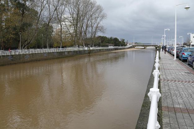 El viento daña la fachada de la Escuela de Comercio y las luces navideñas