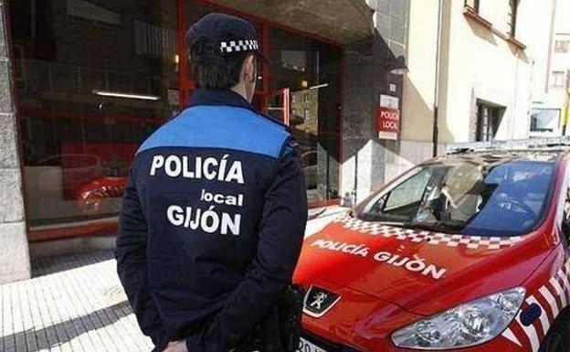 Detenido en Gijón tras colisionar contra dos vehículos y superar la tasa de alcohol