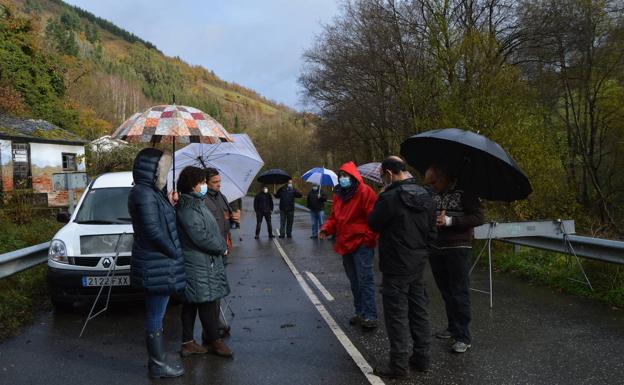 «Se veía venir, pero no hicieron nada para solucionarlo», claman los vecinos afectados por el argayo en la AS-29