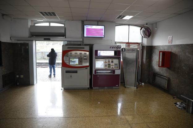 Botellones en las estaciones de tren del Nalón