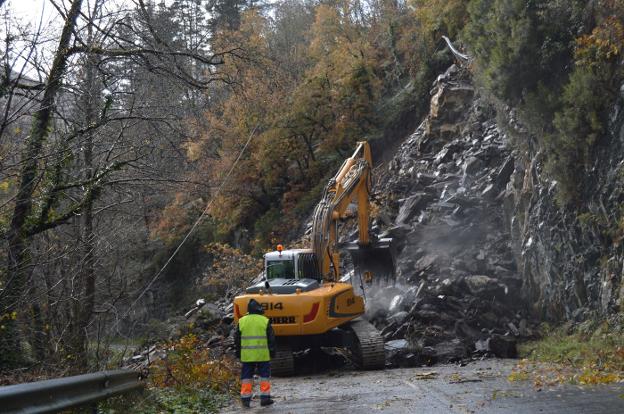 Un argayo corta la carretera del Pozo de las Mujeres Muertas y deja ocho pueblos incomunicados