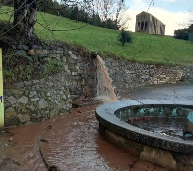 El arroyo Viña se desborda y deja impracticable el entorno de los monumentos prerrománicos