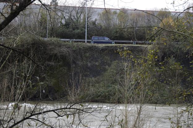 Casi tres años a la espera de reforzar el talud del corredor del Nalón en El Entrego