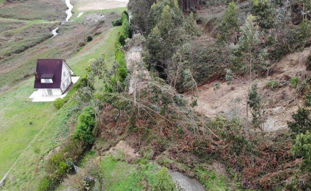 Las espectaculares imágenes del argayo que corta la carretera de la playa maliaya de Merón