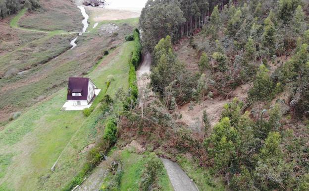 Un espectacular argayu en Villaviciosa corta la carretera a la playa de Merón