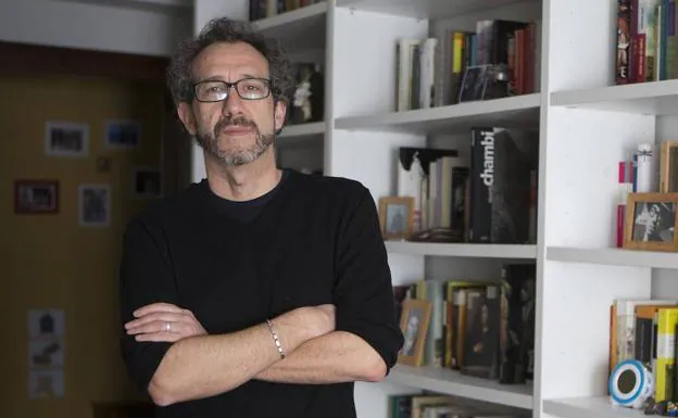 El escritor gijonés Ricardo Menéndez Salmón, nuevo diputado de Podemos Asturias