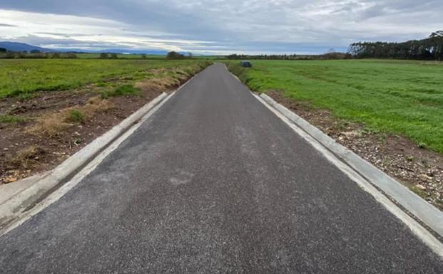 El acceso mejorado a la playa y área recreativa de Arnao facilitará la reordenación del tráfico