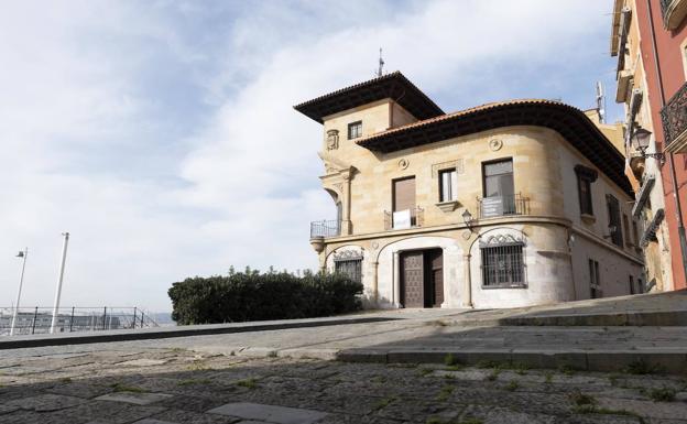 La oficina de turismo de Casa Paquet de Gijón reabre este lunes