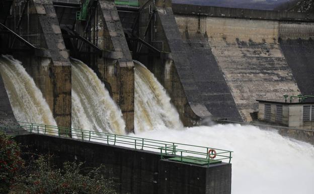 La crecida de los ríos pone a Asturias en alerta