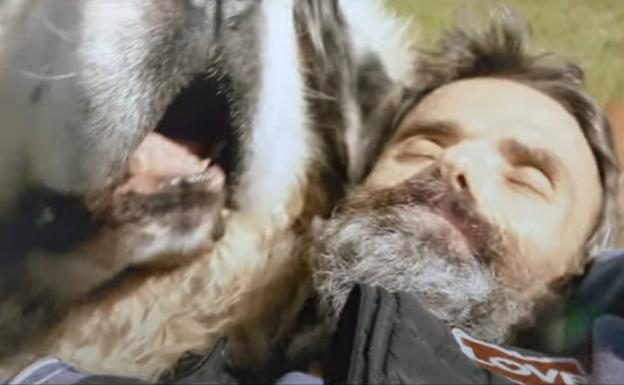 'Misteriosamente hoy', el videoclip que Pau Donés grabó antes de morir en el que se despide de su perro Fideos