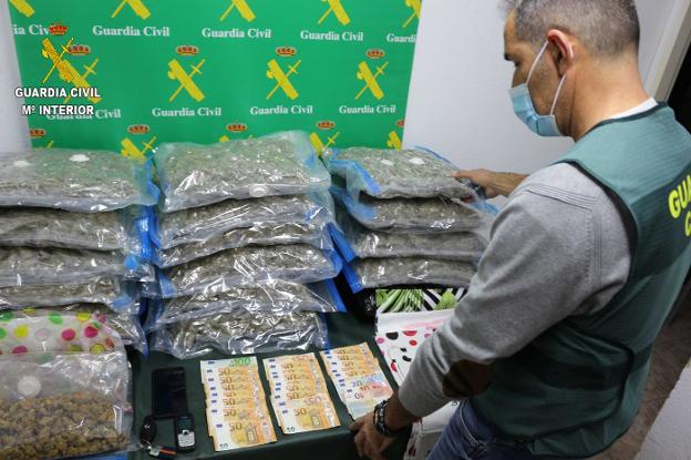 Incautan 236 kilos de marihuana tras desmantelar un laboratorio en un chalé