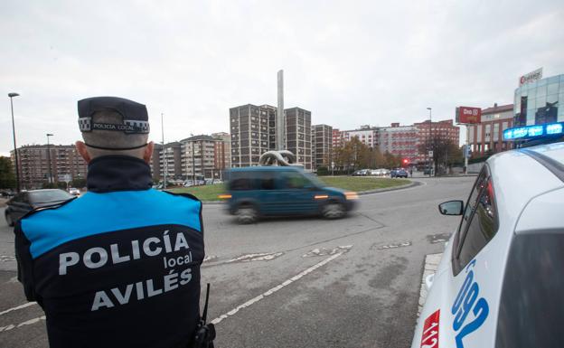 Una mujer resulta herida tras impactar con su vehículo contra un caballo que invadió la carretera en Avilés