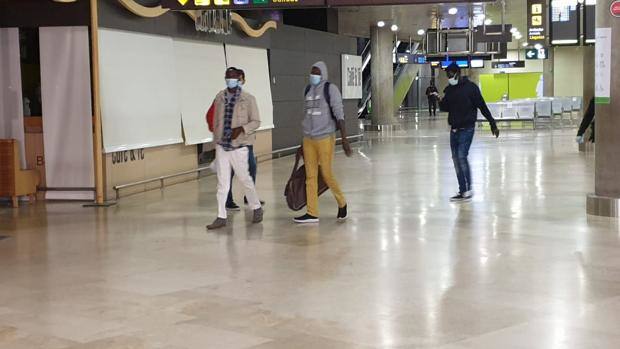 «Los pagaron sus familias», dice el agente que vendió los billetes a los senegaleses que llegaron a Asturias procedentes de Canarias