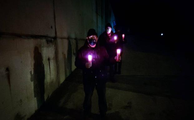 Velas para llegar a los barcos en Llanes por la falta de alumbrado