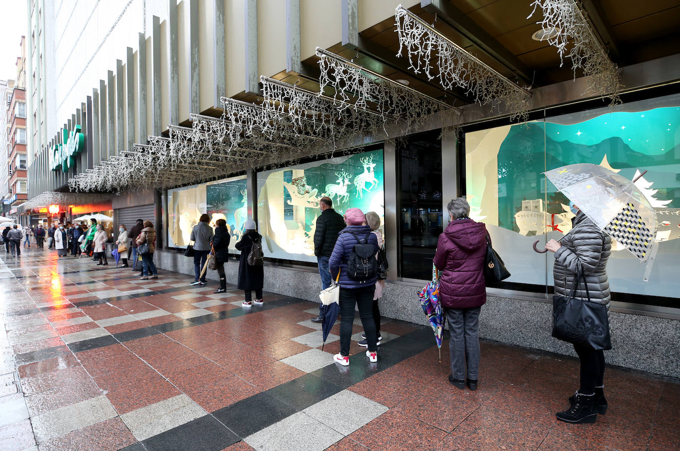 Los asturianos llenan los centros comerciales