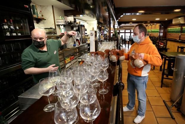 Colas en los centros comerciales, pero aún pocos clientes en las cafeterías