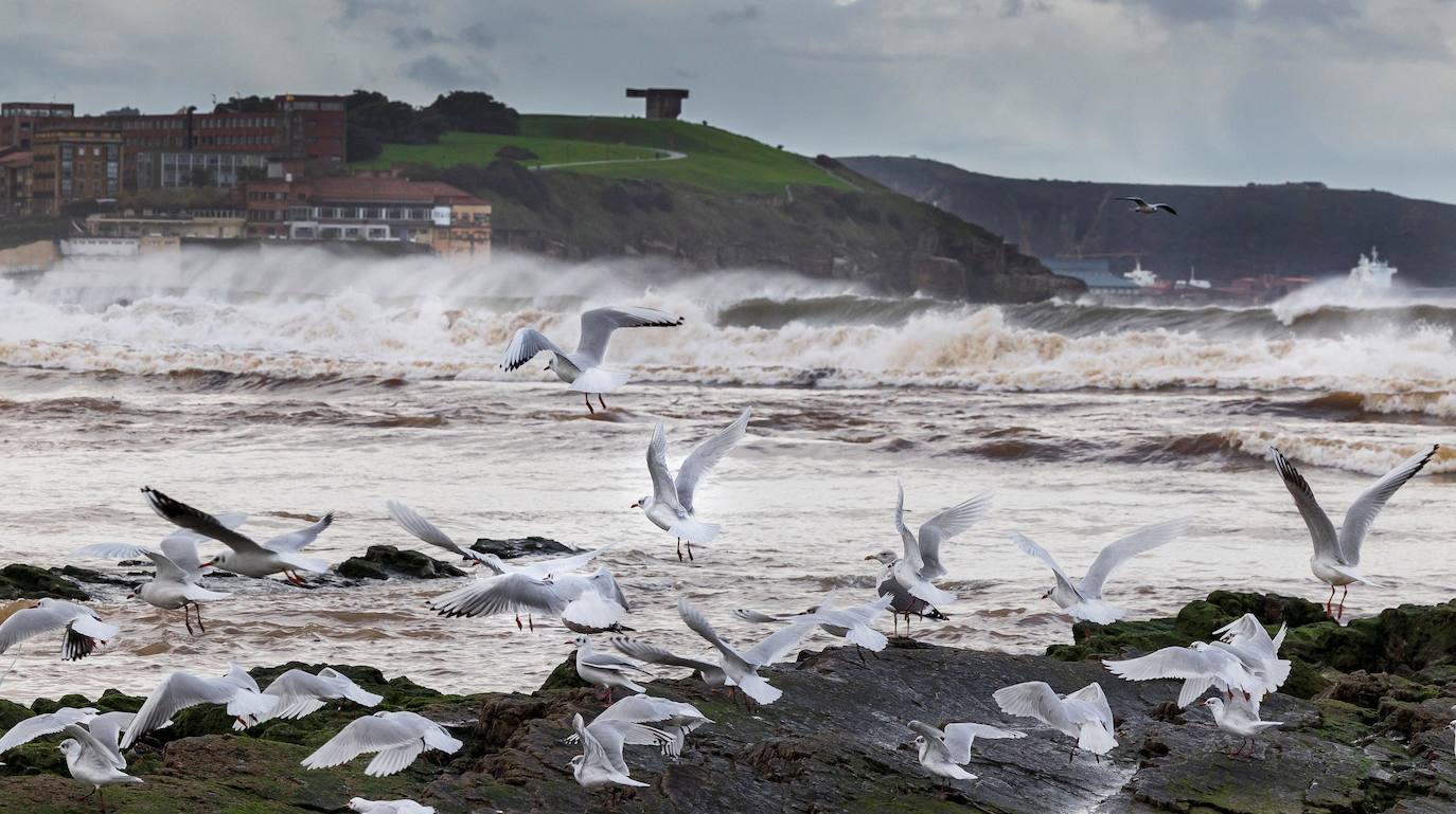 La costa asturiana, en alerta por el fuerte oleaje