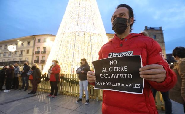 Los hosteleros salen a la calle en Avilés: «Esto es un cierre encubierto, así no hacemos ni el 40% de la caja»