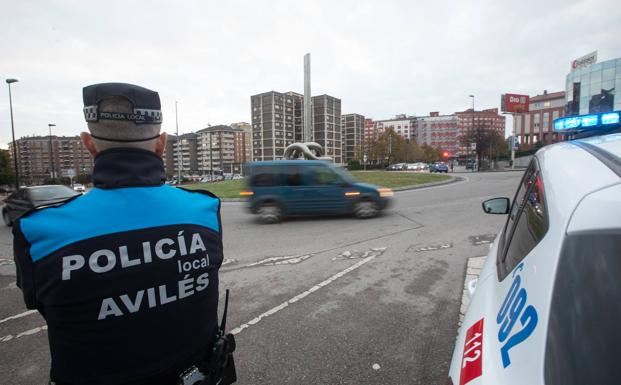 La Policía Local de Avilés denuncia en una semana a seis conductores por alcohol y cinco por drogas