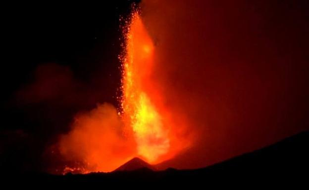 Las impresionantes imágenes que deja el volcán Etna en Sicilia