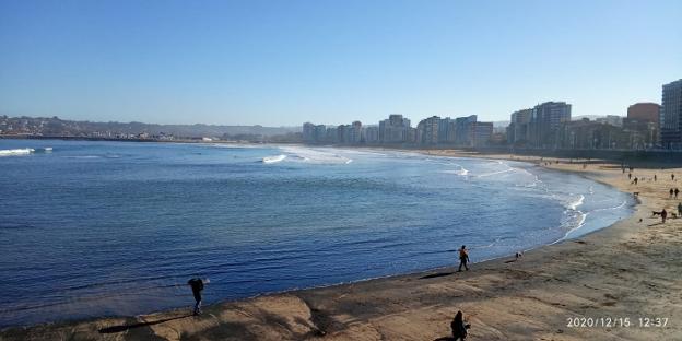 El carbón ya forma parte de la playa y está al menos hasta a 45 centímetros de profundidad