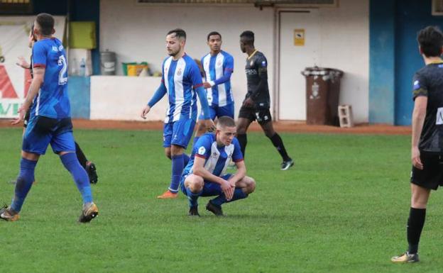 El Avilés cae ante el Caudal de penalti y entre la polémica