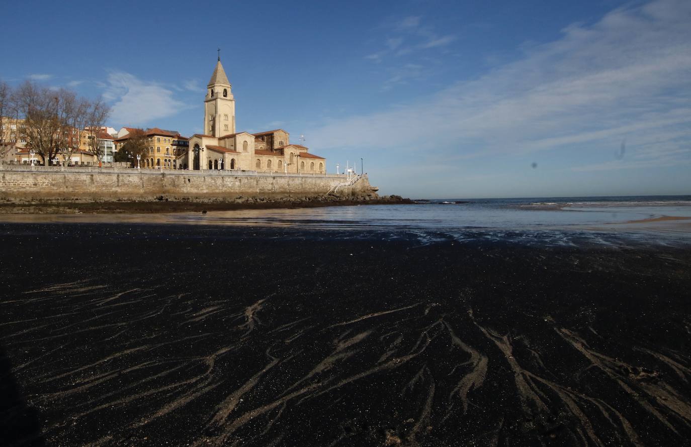 El carbón cubre la playa de San Lorenzo