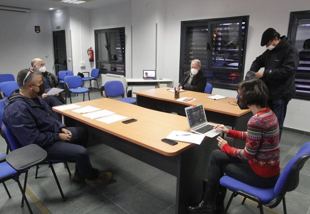 El Principado endurecerá los permisos al carbón de El Musel para evitar las manchas de la playa