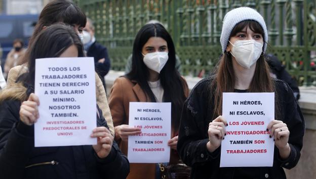 «Nos obligan a dejar Asturias y España o a abandonar la carrera investigadora»