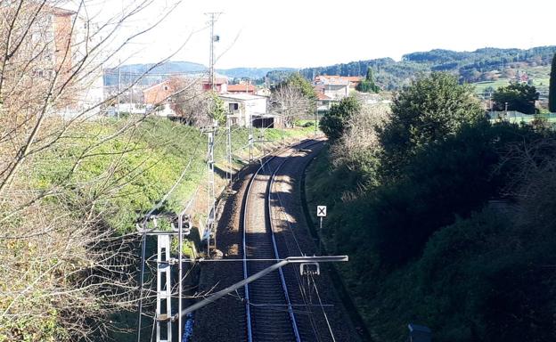 Trasladan al HUCA a una mujer arrollada por el tren en Corvera