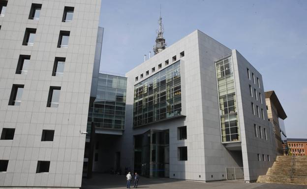 Un cabraliego se enfrenta a tres años de cárcel acusado de abusar de su hija de catorce años