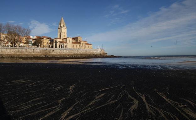 El estudio que atribuye a El Musel las manchas en la playa de San Lorenzo «marca un antes y un después»