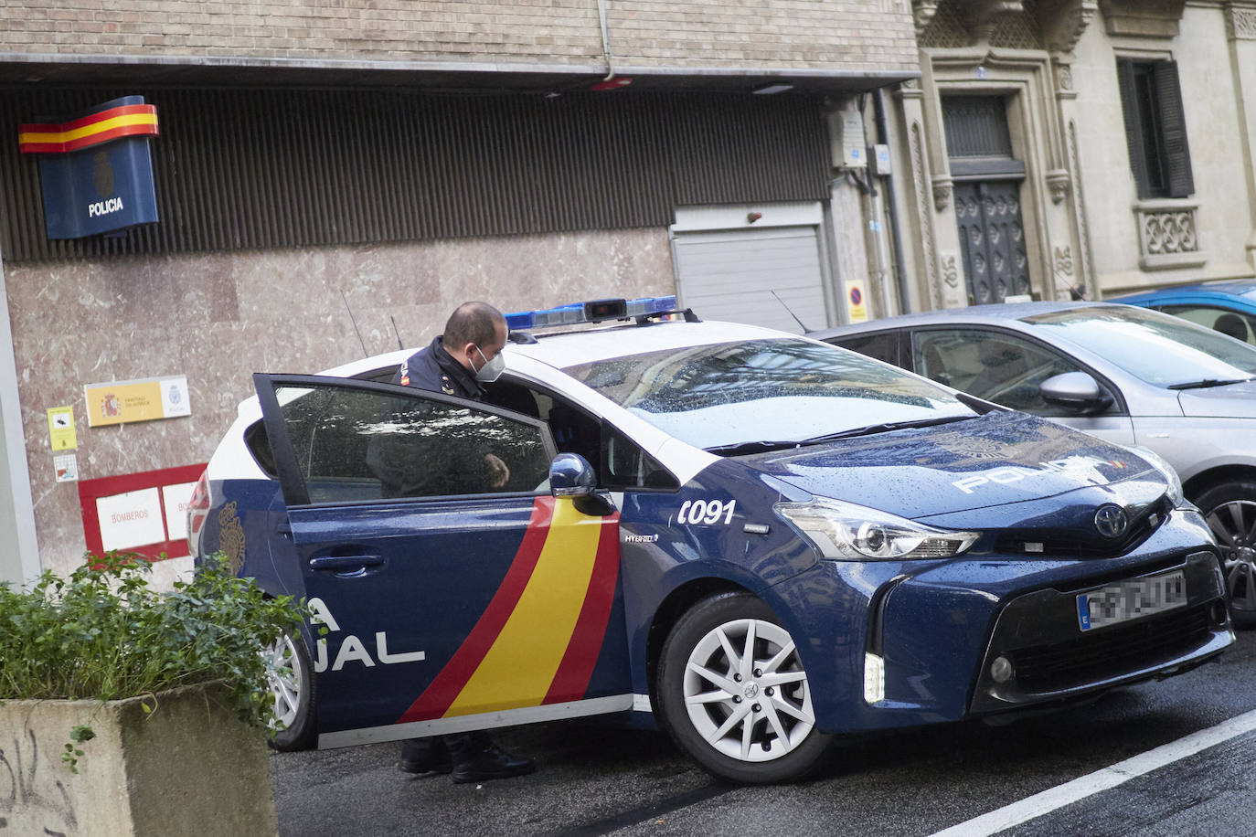 Sorprendido in fraganti mientras forzaba el maletero de un coche en Gijón