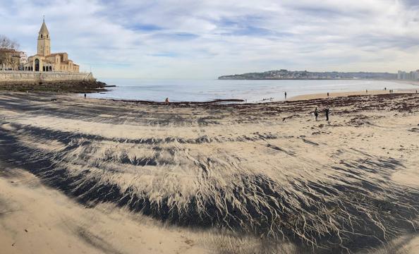 Las mareas llenan San Lorenzo de ocle y carbón