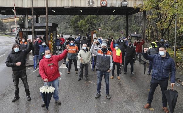 Arcelor mantiene la eliminación de 23 empleos en la acería pese a las protestas