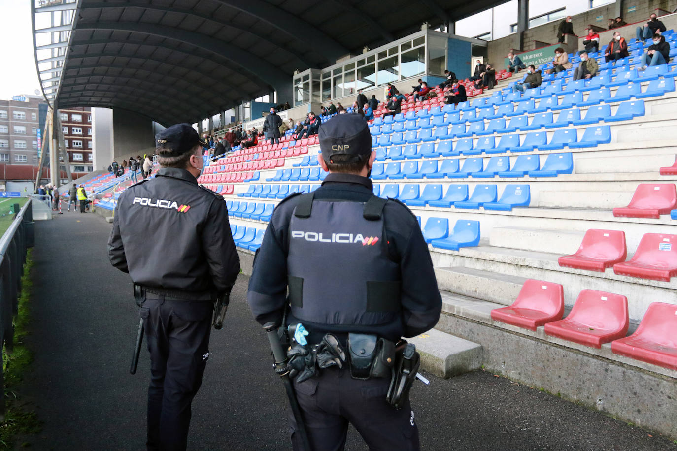 Langreo 3-2 Covadonga: la imagen del regreso de la afición