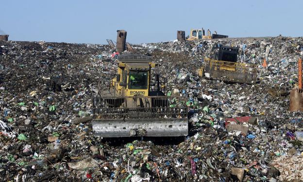 El Gobierno central quiere triplicar en 2021 el coste de echar la bolsa negra al basurero